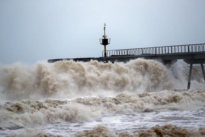 Una borrasca inusual con tintes de ciclón tropical dejará copiosas lluvias y tormentas hasta el lunes en la Península