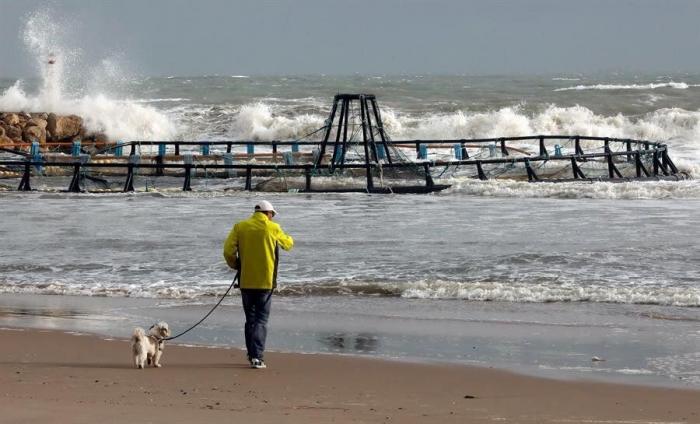 Una borrasca inusual con tintes de ciclón tropical dejará copiosas lluvias y tormentas hasta el lunes en la Península