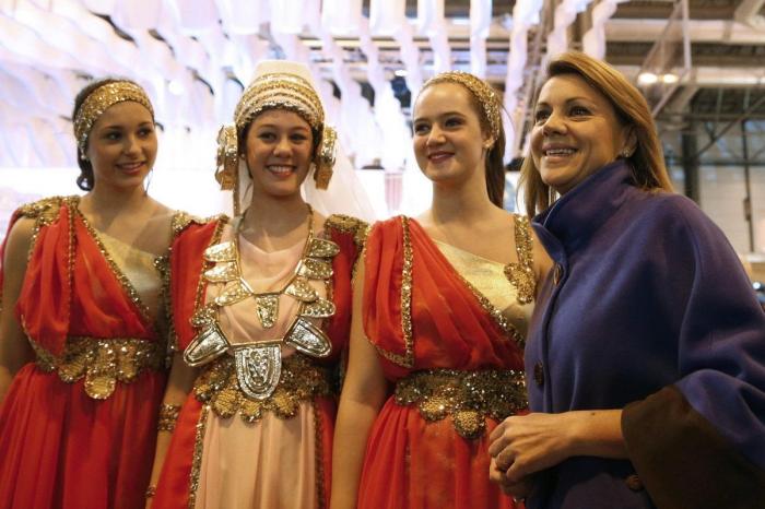 Las imágenes de los políticos en Fitur: De fotos con romanos a sentirse una estrella del rock