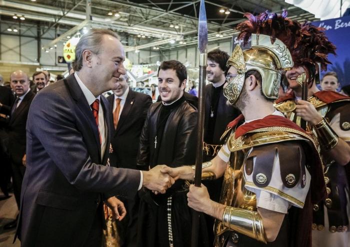 Las imágenes de los políticos en Fitur: De fotos con romanos a sentirse una estrella del rock