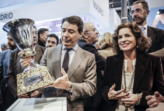 Las imágenes de los políticos en Fitur: De fotos con romanos a sentirse una estrella del rock