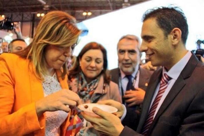 Las imágenes de los políticos en Fitur: De fotos con romanos a sentirse una estrella del rock