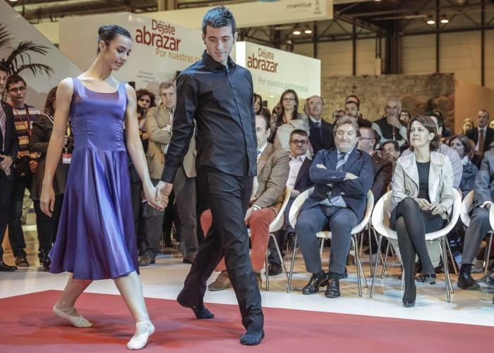 Las imágenes de los políticos en Fitur: De fotos con romanos a sentirse una estrella del rock