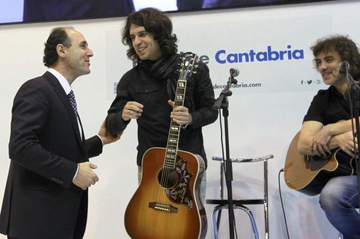 Las imágenes de los políticos en Fitur: De fotos con romanos a sentirse una estrella del rock