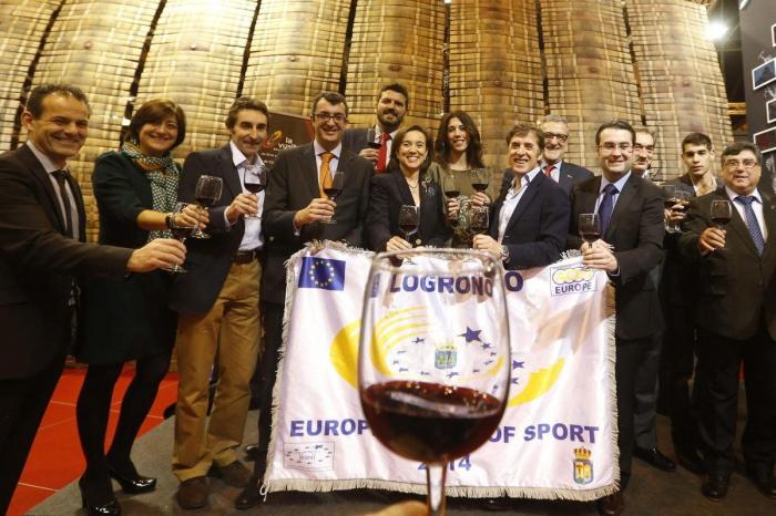 Las imágenes de los políticos en Fitur: De fotos con romanos a sentirse una estrella del rock