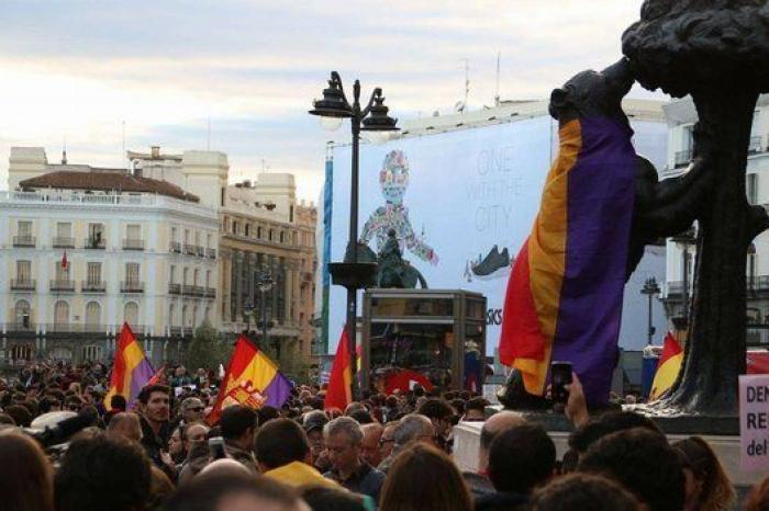 Varios miles de personas piden la proclamación de la III República en el día del 82 aniversario