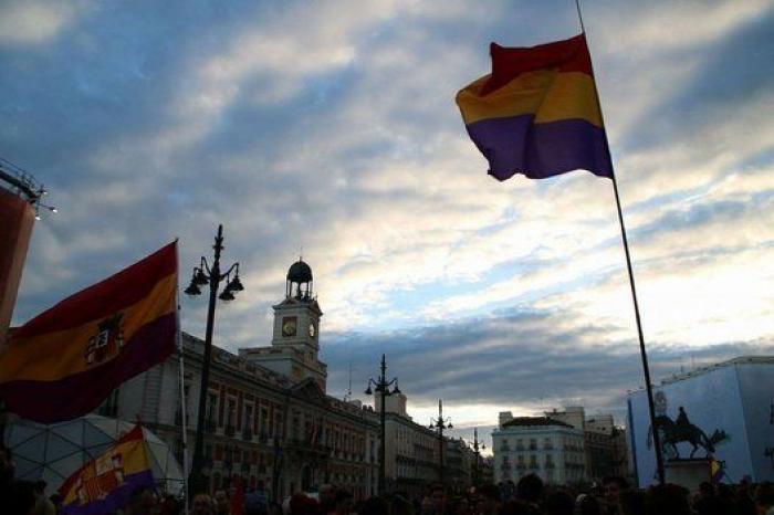 Varios miles de personas piden la proclamación de la III República en el día del 82 aniversario