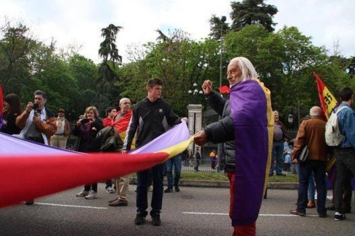 Varios miles de personas piden la proclamación de la III República en el día del 82 aniversario