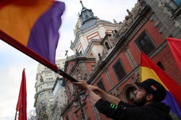 Varios miles de personas piden la proclamación de la III República en el día del 82 aniversario