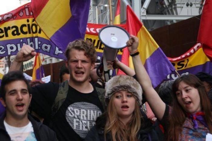 Varios miles de personas piden la proclamación de la III República en el día del 82 aniversario