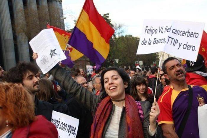 Varios miles de personas piden la proclamación de la III República en el día del 82 aniversario