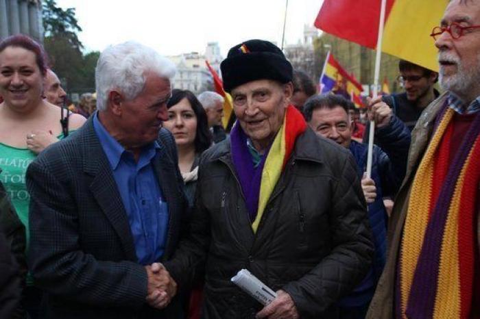 Varios miles de personas piden la proclamación de la III República en el día del 82 aniversario