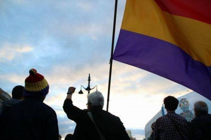 Varios miles de personas piden la proclamación de la III República en el día del 82 aniversario