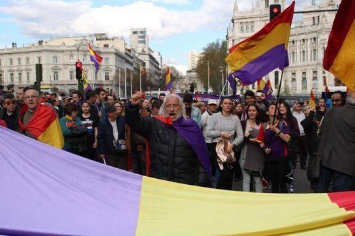 Varios miles de personas piden la proclamación de la III República en el día del 82 aniversario