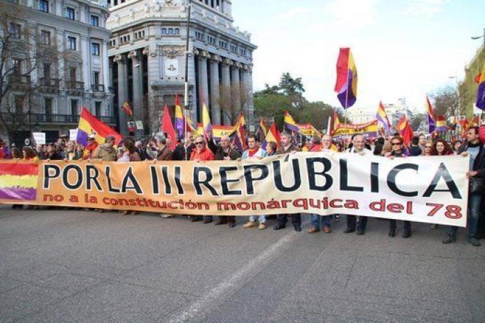 Varios miles de personas piden la proclamación de la III República en el día del 82 aniversario