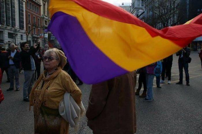 Varios miles de personas piden la proclamación de la III República en el día del 82 aniversario