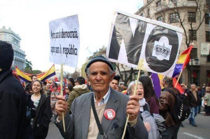 Varios miles de personas piden la proclamación de la III República en el día del 82 aniversario