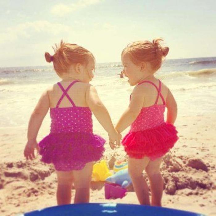 El divertido vídeo de una ecografía que muestra la pelea de dos gemelas