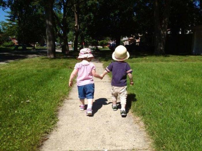 El divertido vídeo de una ecografía que muestra la pelea de dos gemelas
