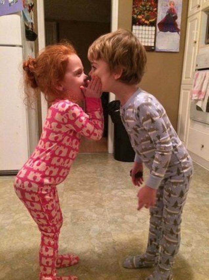 El divertido vídeo de una ecografía que muestra la pelea de dos gemelas