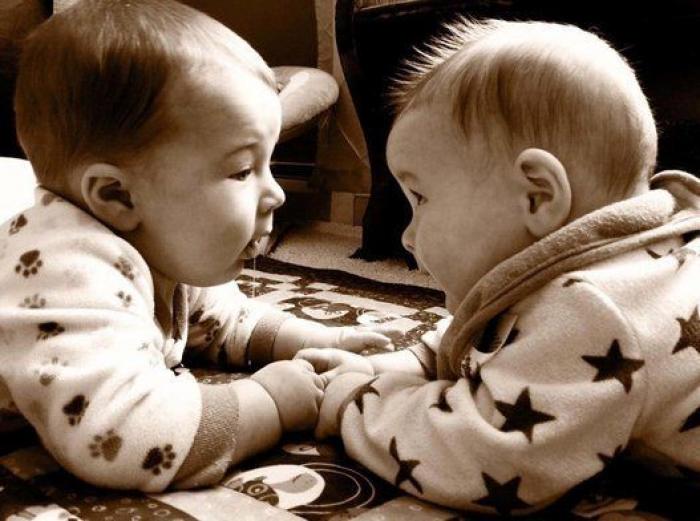 El divertido vídeo de una ecografía que muestra la pelea de dos gemelas