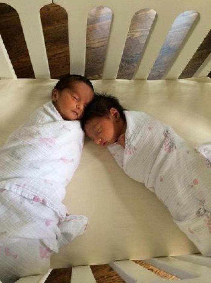 El divertido vídeo de una ecografía que muestra la pelea de dos gemelas