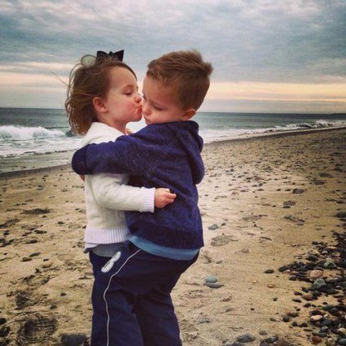 El divertido vídeo de una ecografía que muestra la pelea de dos gemelas