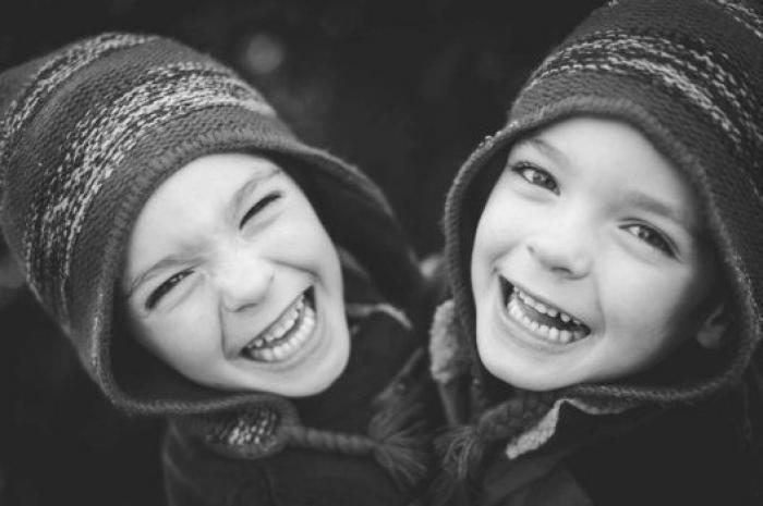 El divertido vídeo de una ecografía que muestra la pelea de dos gemelas