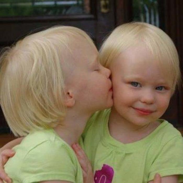 El divertido vídeo de una ecografía que muestra la pelea de dos gemelas