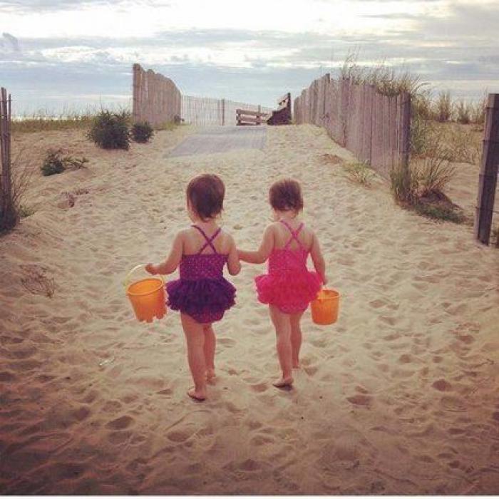 El divertido vídeo de una ecografía que muestra la pelea de dos gemelas