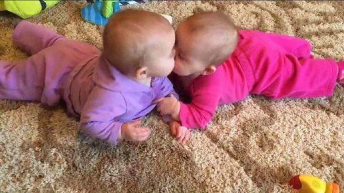 El divertido vídeo de una ecografía que muestra la pelea de dos gemelas