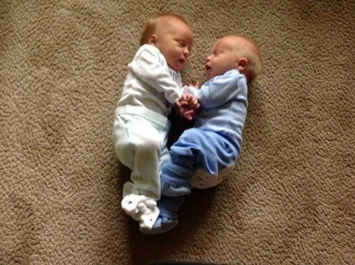 El divertido vídeo de una ecografía que muestra la pelea de dos gemelas