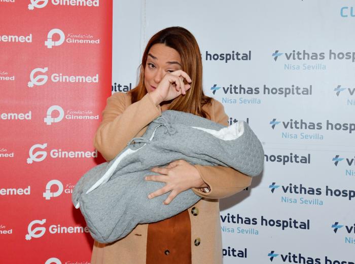 Las lágrimas de Toñi Moreno al salir del hospital con su bebé