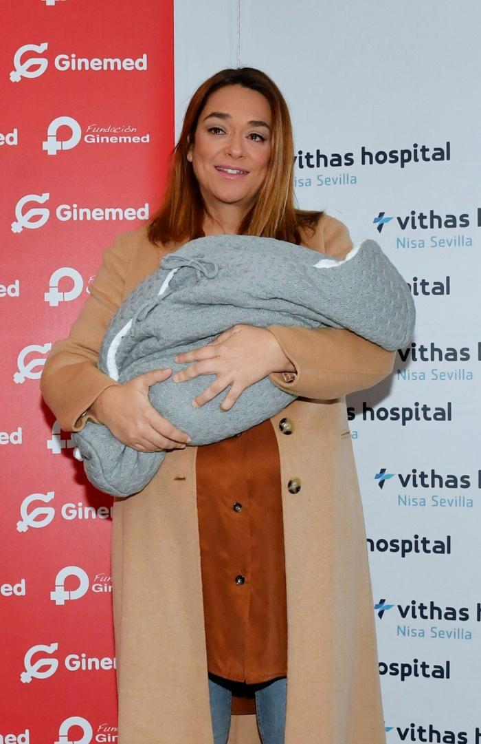 Las lágrimas de Toñi Moreno al salir del hospital con su bebé