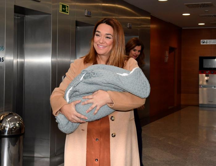 Las lágrimas de Toñi Moreno al salir del hospital con su bebé