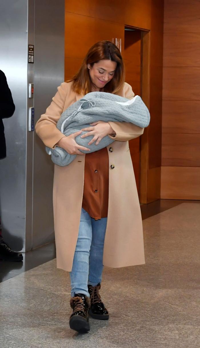 Las lágrimas de Toñi Moreno al salir del hospital con su bebé