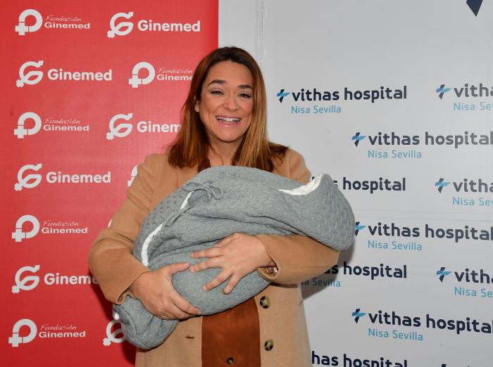 Las lágrimas de Toñi Moreno al salir del hospital con su bebé