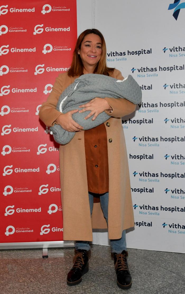 Las lágrimas de Toñi Moreno al salir del hospital con su bebé