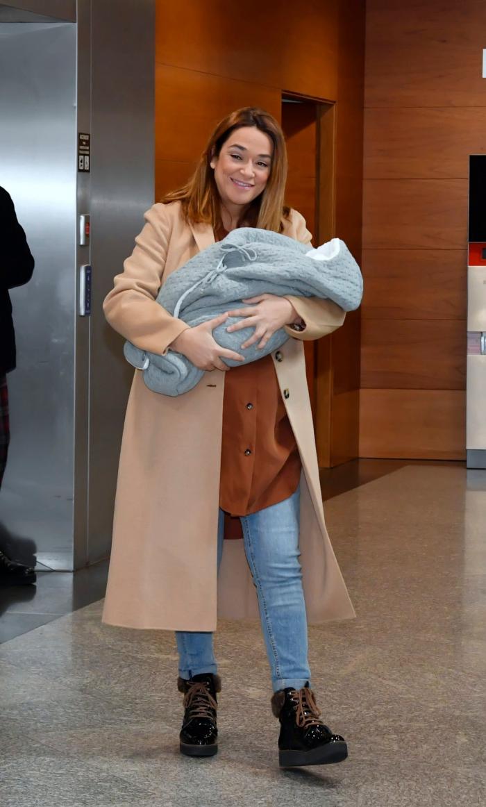 Las lágrimas de Toñi Moreno al salir del hospital con su bebé