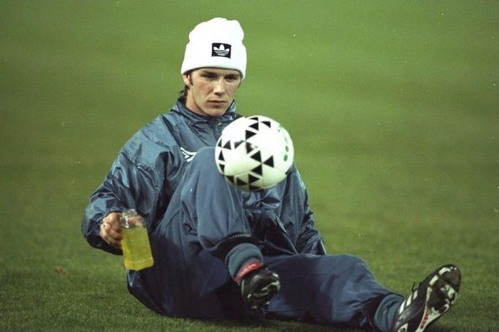 Las chanclas de David Beckham son lo mejor de esta foto