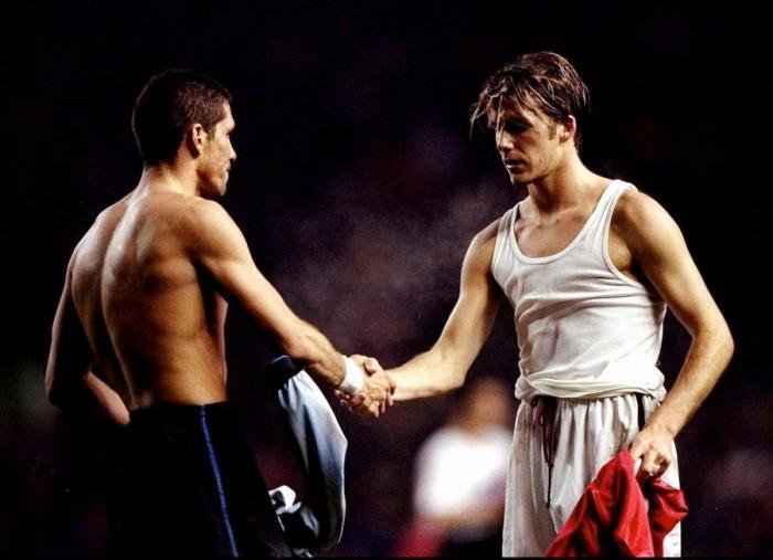 Las chanclas de David Beckham son lo mejor de esta foto