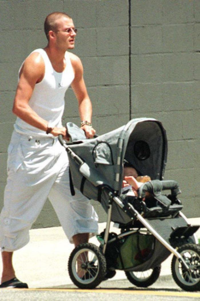 Las chanclas de David Beckham son lo mejor de esta foto