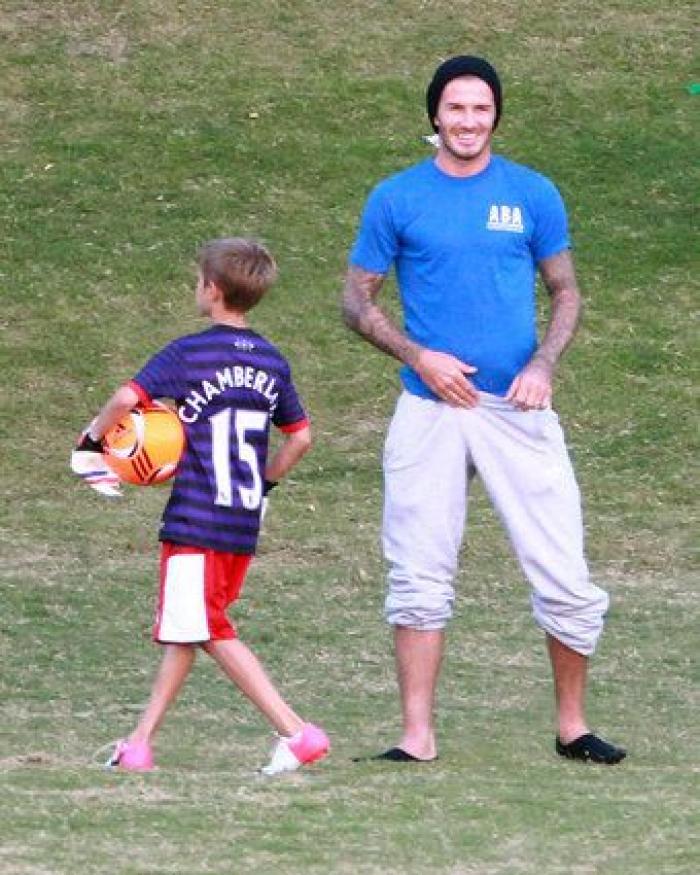 Las chanclas de David Beckham son lo mejor de esta foto