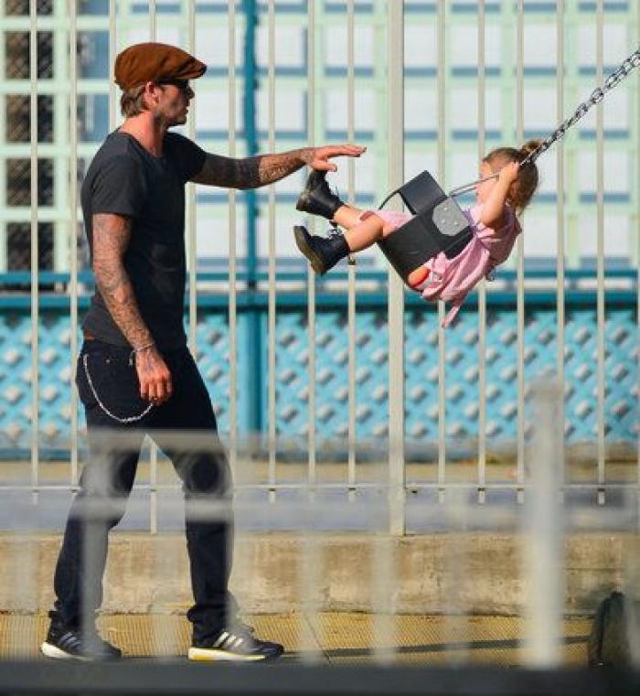 Las chanclas de David Beckham son lo mejor de esta foto