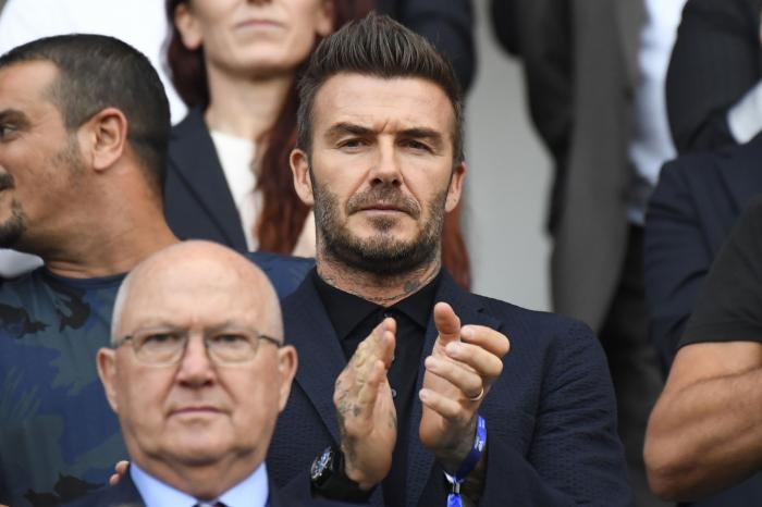 Las chanclas de David Beckham son lo mejor de esta foto