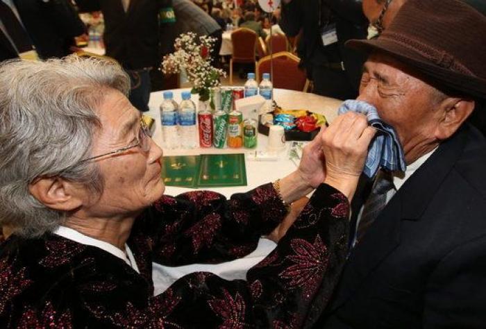 Reencuentro de familias de las dos Coreas: la emoción de volver a abrazar a tu hermano 60 años después