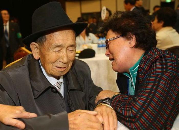 Reencuentro de familias de las dos Coreas: la emoción de volver a abrazar a tu hermano 60 años después