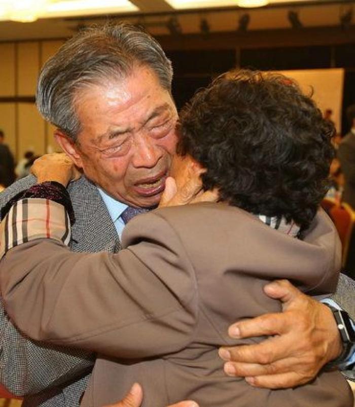 Reencuentro de familias de las dos Coreas: la emoción de volver a abrazar a tu hermano 60 años después