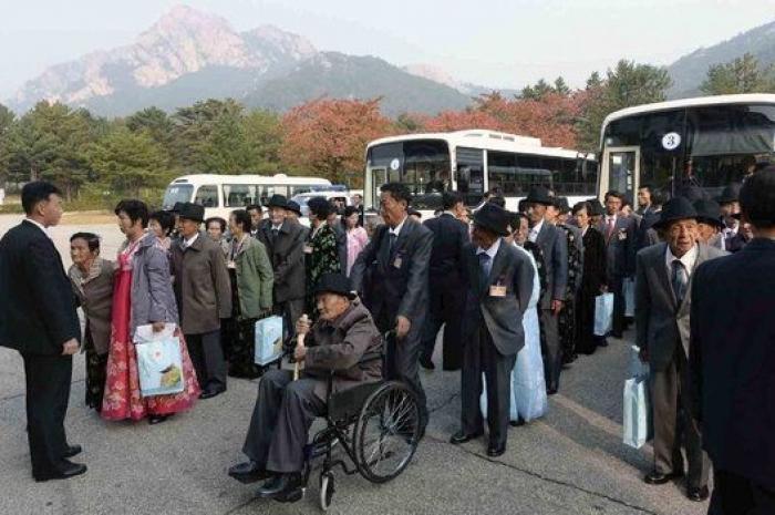 Reencuentro de familias de las dos Coreas: la emoción de volver a abrazar a tu hermano 60 años después