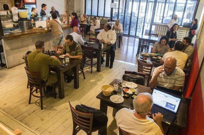 Un restaurante israelí ofrece descuentos a israelíes y palestinos que coman juntos